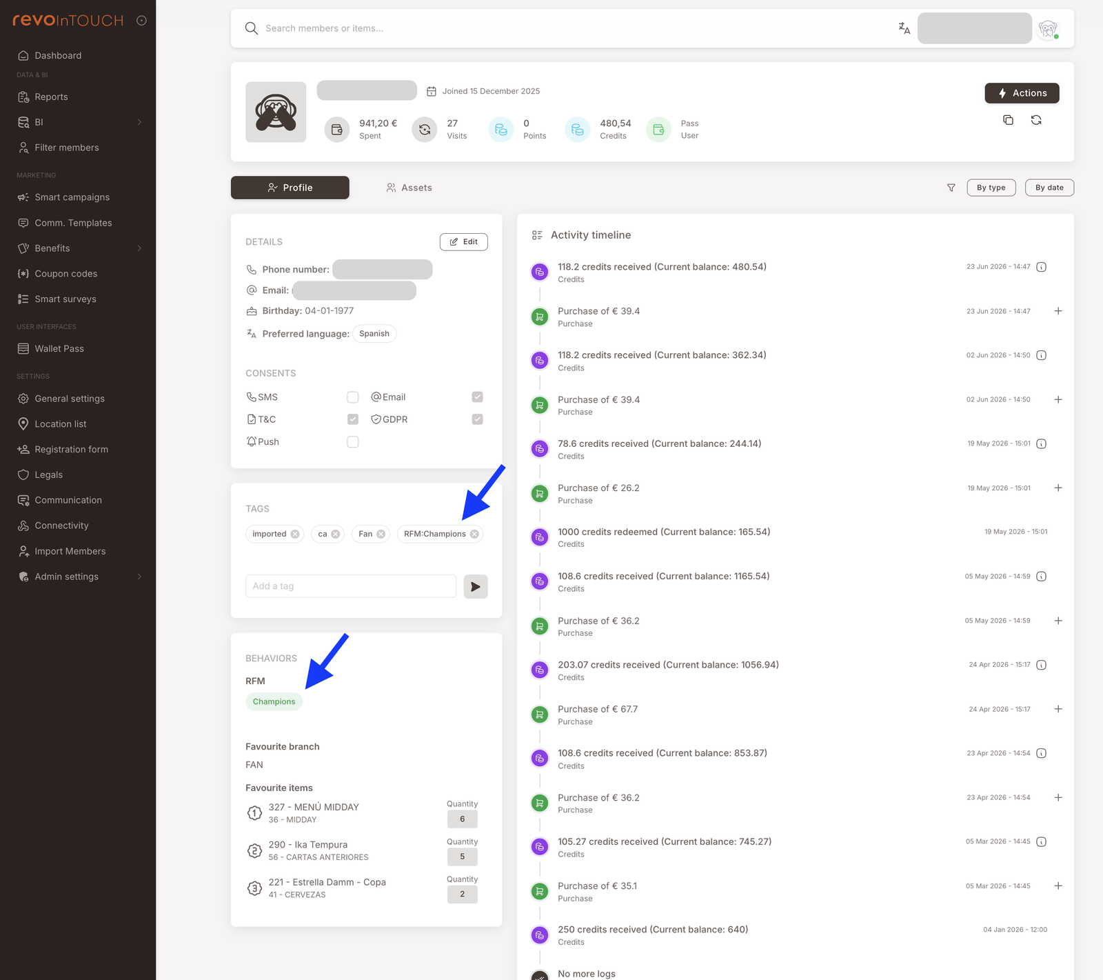 Ein Mitgliedsprofil im Hub. Das Tags-Panel zeigt einen RFM, und das Verhalten-Panel zeigt ein grünes Champions-Abzeichen über der Lieblingsfiliale und den Lieblingsartikeln des Mitglieds.