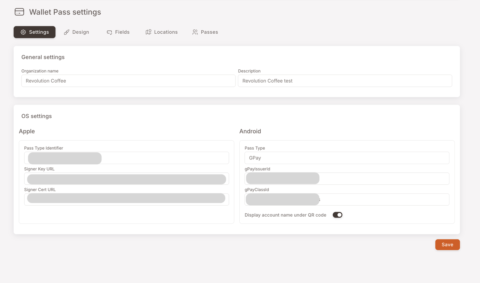 La pestaña Settings — Configuración general (nombre de la organización, descripción) y configuración del SO dividida en Apple (Pass Type Identifier, Signer Key URL, Signer Cert URL) y Android (Pass Type, gPayIssuerId, gPayClassId, mostrar nombre de cuenta debajo del código QR)