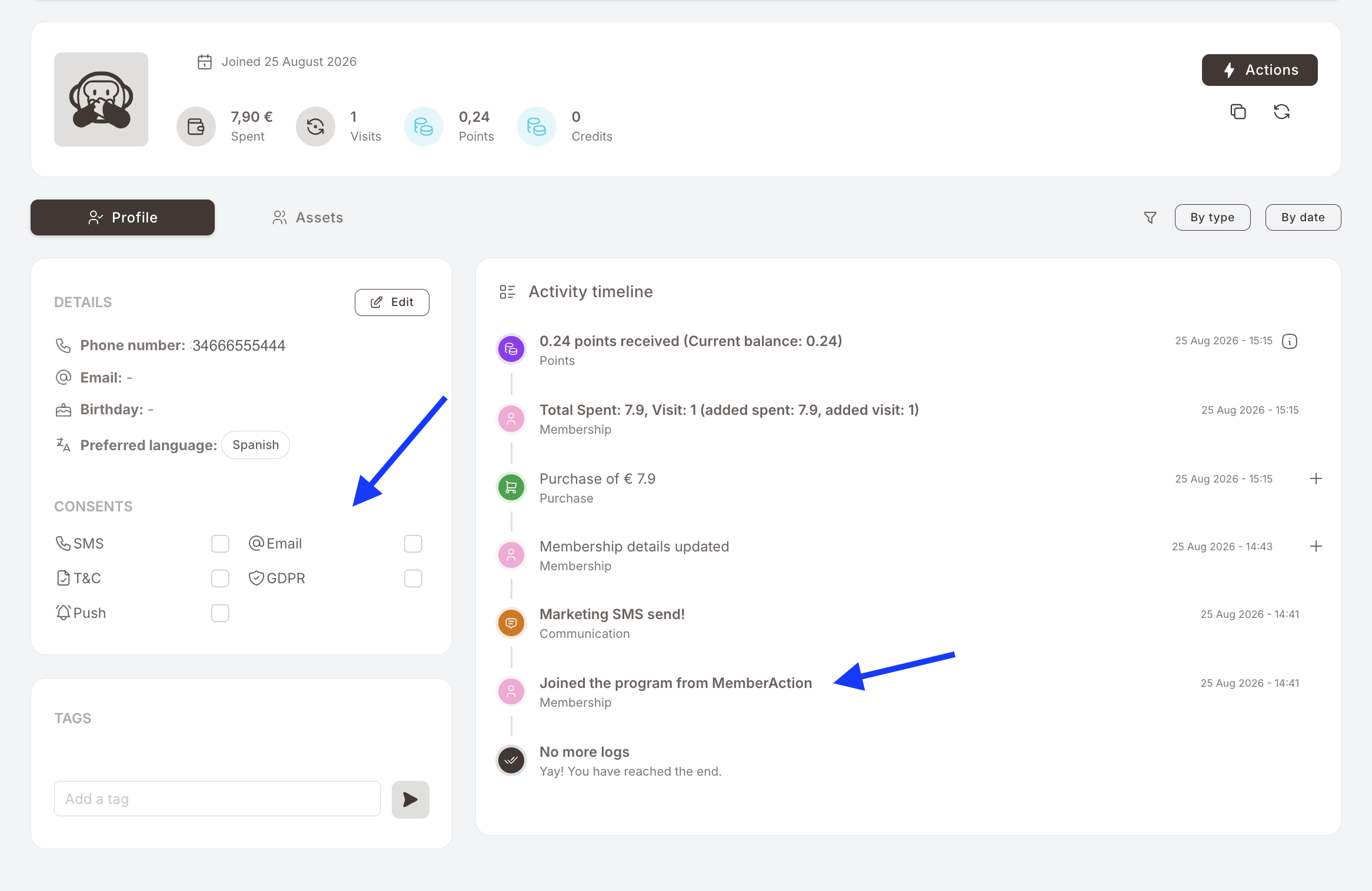 POS'tan hızlı kayıttan birkaç dakika sonraki bir üye profili. Details panelinde yalnızca bir telefon numarası var; Email ve Birthday boş tire. Consents altındaki beş kutunun tamamı — SMS, Email, T&C, GDPR, Push — işaretsiz. Tags paneli boş. Sağdaki aktivite akışı en yeniden eskiye şunları gösteriyor: kazanılan puanlar, toplam harcama güncellemesi, 7,90 €'luk bir alışveriş, üyelik bilgilerinin güncellenmesi, "Marketing SMS send!" iletişim olayı ve en altta "Joined the program from MemberAction".