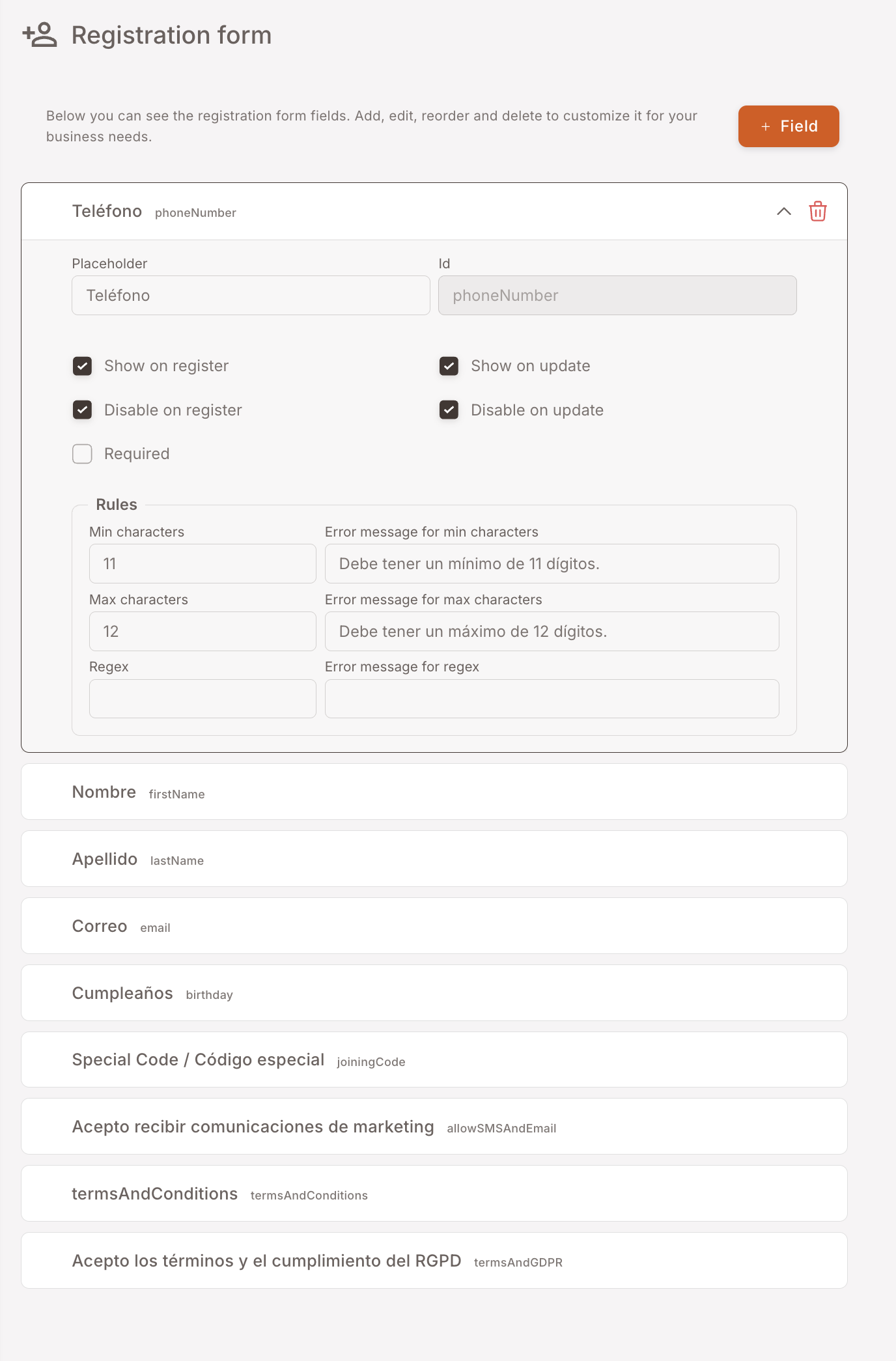 Kayıt Formu sayfası. Başlıkta "Registration form — Below you can see the registration form fields. Add, edit, reorder and delete to customize it for your business needs." yazıyor. Sağda bir "+ Field" butonu. Teléfono (phoneNumber) kartı genişletilmiş; Placeholder "Teléfono", Id "phoneNumber", Show on register, Show on update, Disable on register, Disable on update, Required onay kutuları ve Min characters 11 (hata mesajı İspanyolca), Max characters 12, Regex (hata mesajıyla) içeren bir Rules bölümü görünür. Altta: Nombre, Apellido, Correo, Cumpleaños, Special Code / Código especial, Acepto recibir comunicaciones de marketing, termsAndConditions, Acepto los términos y el cumplimiento del RGPD için kapalı kartlar.