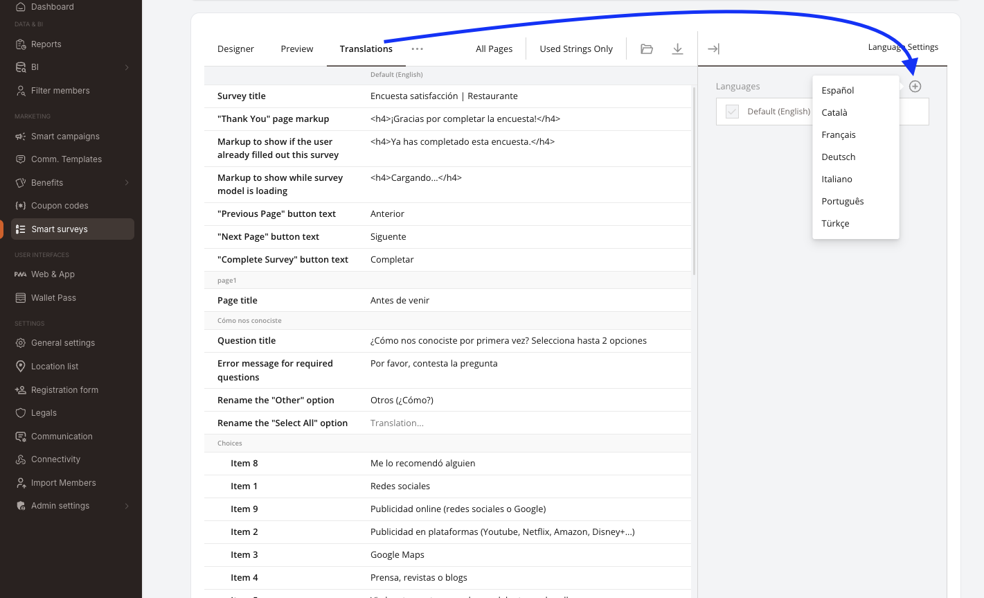 Anket oluşturucudaki Translations sekmesi. Sekme çubuğu: Designer / Preview / Translations, All Pages ve Used Strings Only filtreleri ile içe / dışa aktarma simgeleri. Tablo, solda çevrilebilir her metni listeler (Survey title, "Thank You" sayfası markup'ı, Previous / Next / Complete buton metinleri, sayfa başlıkları, soru başlıkları, hata mesajları, yanıt seçenekleri); Default (English) sütunu İspanyolca doldurulmuş. Sağda Language Settings paneli eklenmiş dilleri listeler ve + butonu mevcut dillerin açılır listesini açar: Español, Català, Français, Deutsch, Italiano, Português, Türkçe.