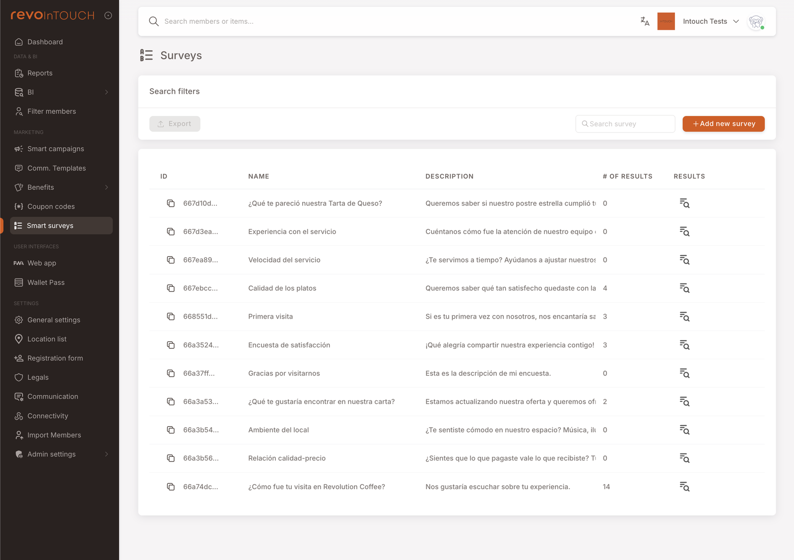 Akıllı Anketler liste görünümü. Üst kısımda arama ve "+ Add new survey" butonu olan bir araç çubuğu. Tablo sütunları: ID, Name, Description, # of Results, Sonuç aksiyonu. Satırlar arasında "¿Qué te pareció nuestra Tarta de Queso?", "Experiencia con el servicio", "Velocidad del servicio", "Calidad de los platos", "Primera visita", "Encuesta de satisfacción", "Gracias por visitarnos", "Qué te gustaría encontrar en nuestra carta?", "Ambiente del local", "Relación calidad-precio", "¿Cómo fue tu visita en Revolution Coffee?". Her satırda sağda bir sonuç simgesi aksiyonu var.
